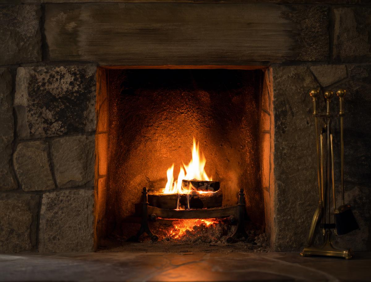 Cheminée traditionnelle en pierre avec un feu chaleureux